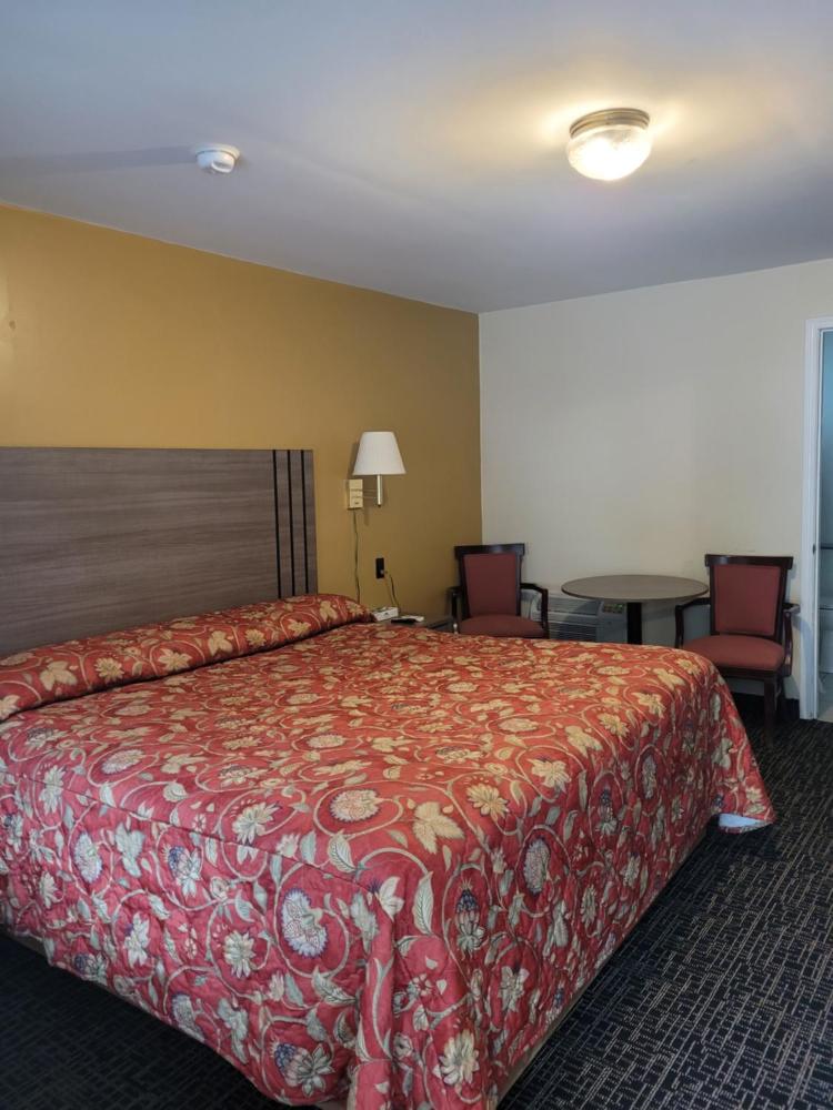 Handicapped King Room  at Seneca Clipper Inn, photo 2